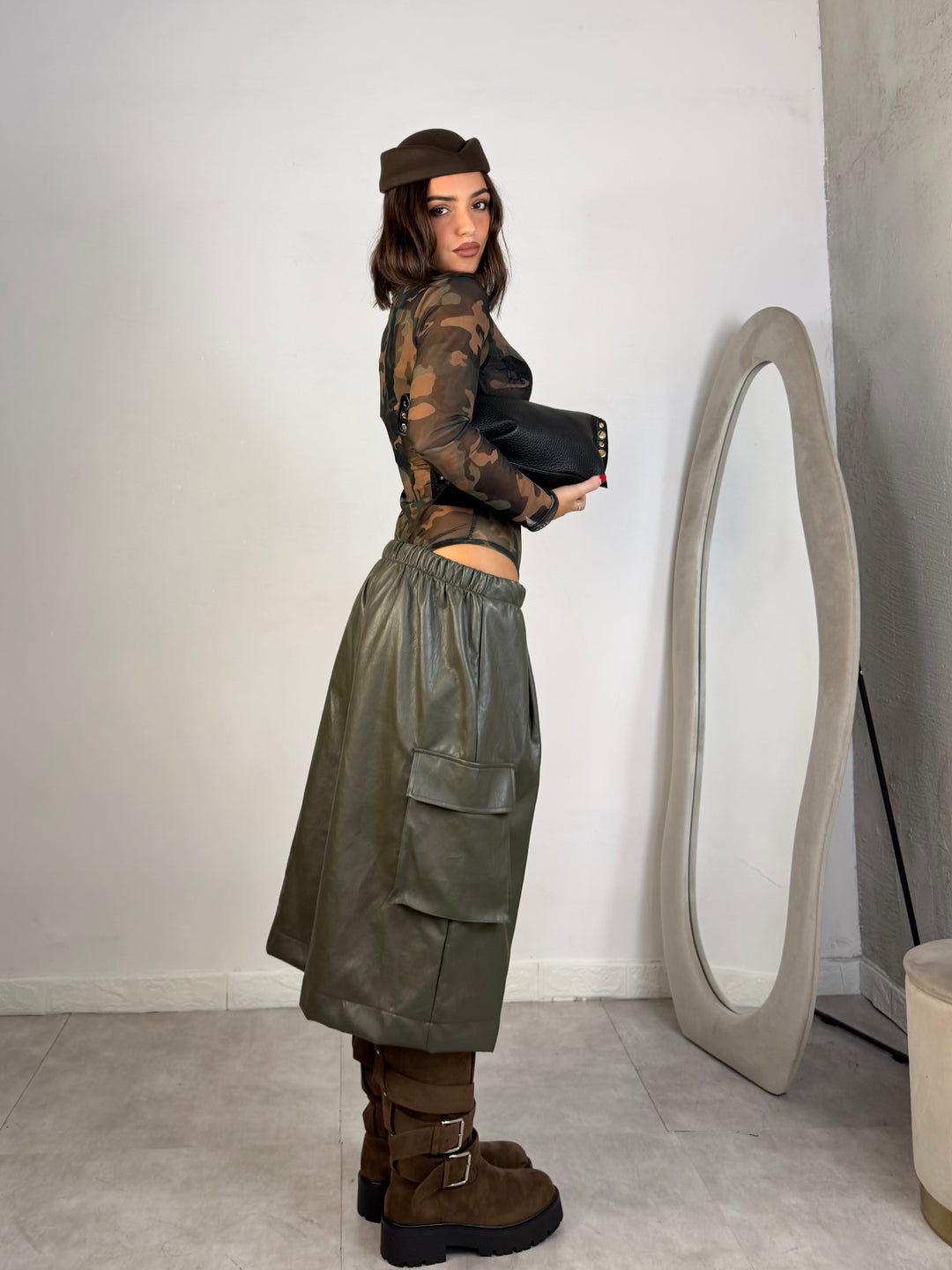 Pantaloni bermuda in eco pelle