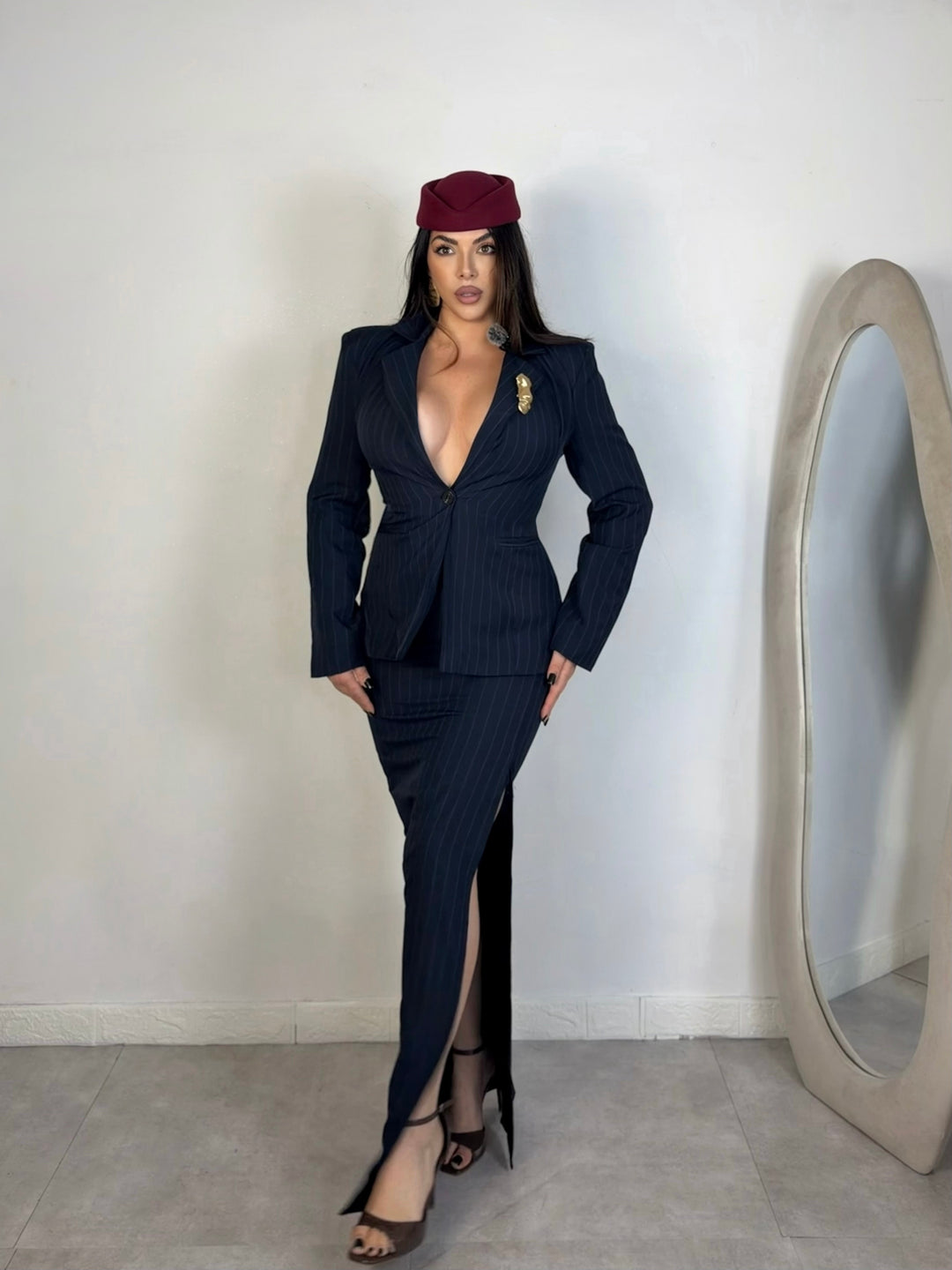 Tailleur gessato con gonna “Victory”