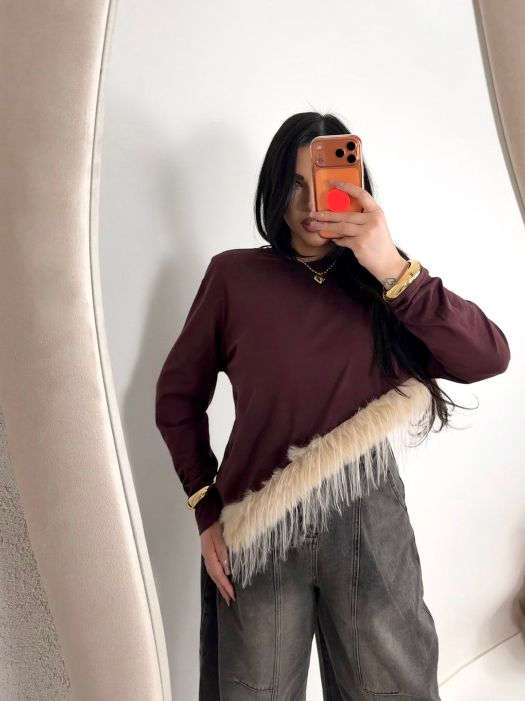 Maglia asimmetrica con piume e spalline “Jolie”