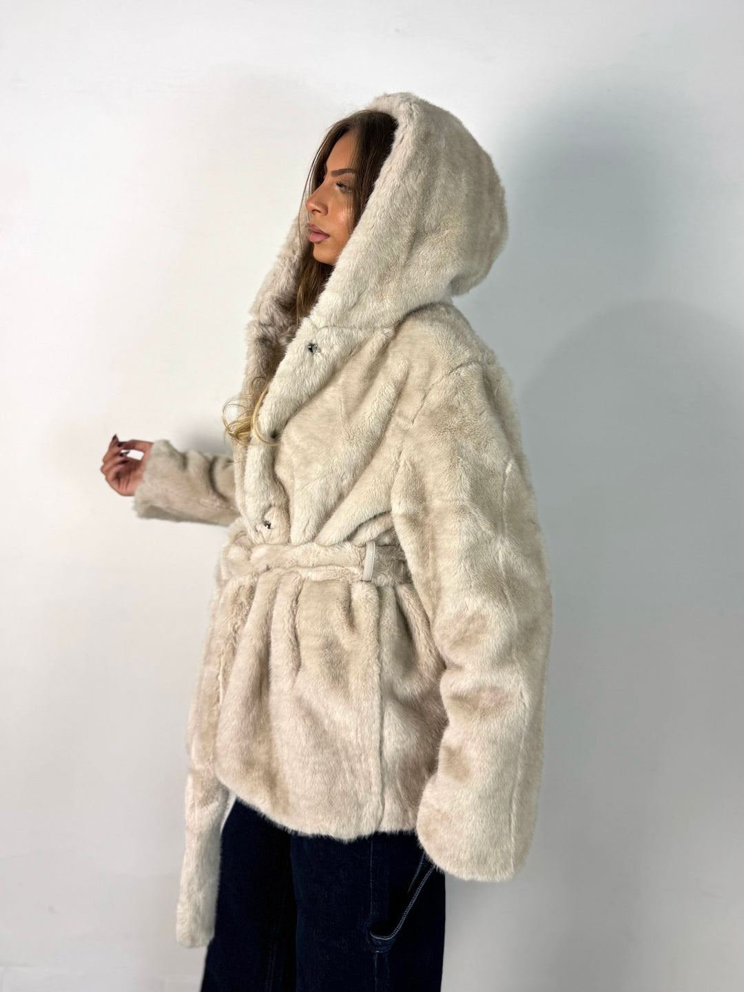 Eco pelliccia con cappuccio e cintura “Carol”